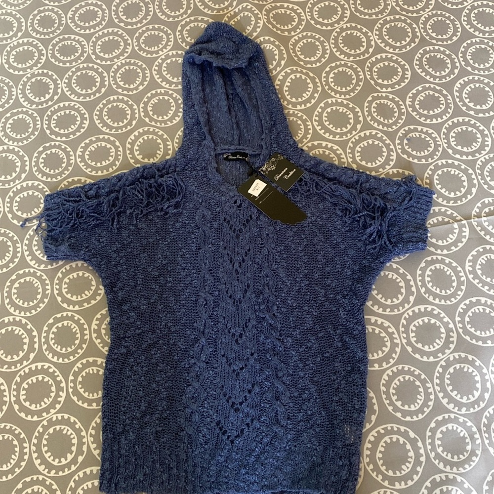 Downtown Coalition short sleeve hooded fringed knit sweater. NWT SZ Medium.